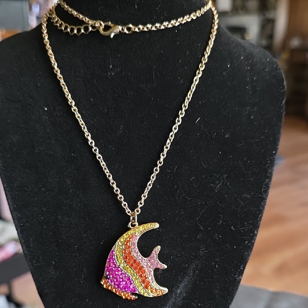 Source Unknown Gold Necklace with Pink Fish Pendant